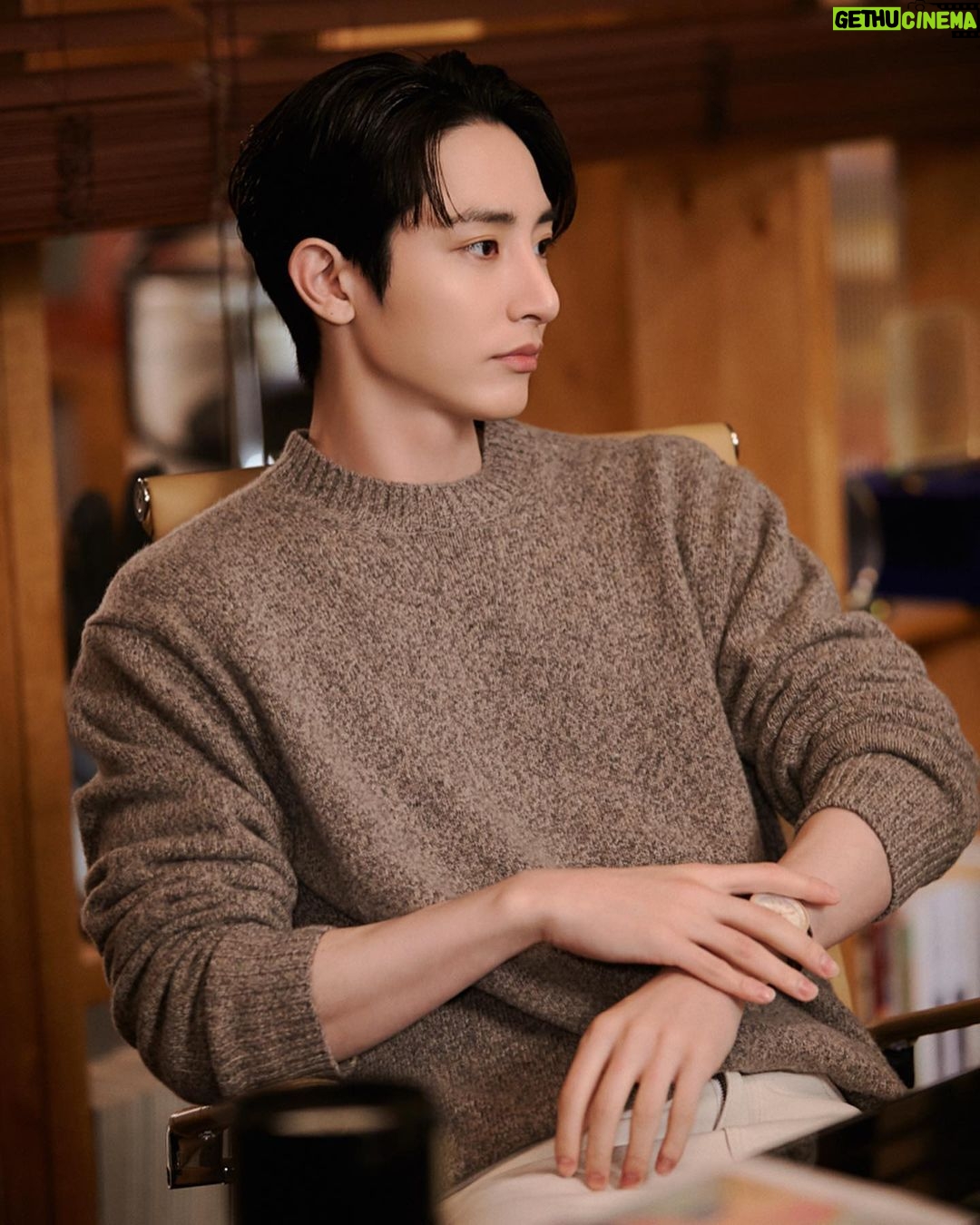 Lee Soo-hyuk Instagram - 어느 날 우리 집 현관으로 멸망이 들어왔다 - ‘차주익’ 저희 드라마를 사랑해 주신 모든 분들, 감독님, 작가님, 모든 스텝분들, 배우분들 정말 수고하셨습니다. 감사합니다! 주익이 👋🏻 그리고 별거 아닌 이수혁이 멋진 차주익이 될 수 있게 도와주신 감사한 분들 🙏🏻 @yg_stage @kimhyunmomo @ycm400 @ys870922 @kingmxker @name__ho @haeunheee @hye.rimi @stylist_teamchloe @minamon__ @blow__jungho @blow_nayoung @idmakeupwakeup 2021. 6. 29. 🙂