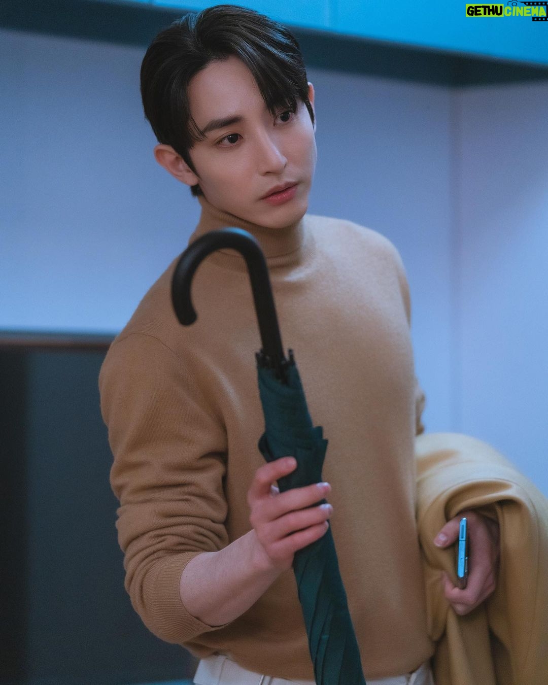 Lee Soo-hyuk Instagram - 어느 날 우리 집 현관으로 멸망이 들어왔다 - ‘차주익’ 저희 드라마를 사랑해 주신 모든 분들, 감독님, 작가님, 모든 스텝분들, 배우분들 정말 수고하셨습니다. 감사합니다! 주익이 👋🏻 그리고 별거 아닌 이수혁이 멋진 차주익이 될 수 있게 도와주신 감사한 분들 🙏🏻 @yg_stage @kimhyunmomo @ycm400 @ys870922 @kingmxker @name__ho @haeunheee @hye.rimi @stylist_teamchloe @minamon__ @blow__jungho @blow_nayoung @idmakeupwakeup 2021. 6. 29. 🙂