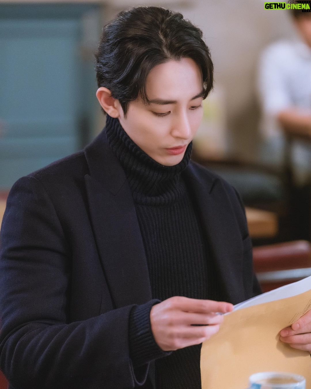 Lee Soo-hyuk Instagram - 어느 날 우리 집 현관으로 멸망이 들어왔다 - ‘차주익’ 저희 드라마를 사랑해 주신 모든 분들, 감독님, 작가님, 모든 스텝분들, 배우분들 정말 수고하셨습니다. 감사합니다! 주익이 👋🏻 그리고 별거 아닌 이수혁이 멋진 차주익이 될 수 있게 도와주신 감사한 분들 🙏🏻 @yg_stage @kimhyunmomo @ycm400 @ys870922 @kingmxker @name__ho @haeunheee @hye.rimi @stylist_teamchloe @minamon__ @blow__jungho @blow_nayoung @idmakeupwakeup 2021. 6. 29. 🙂