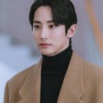 Lee Soo-hyuk Instagram - 어느 날 우리 집 현관으로 멸망이 들어왔다 - ‘차주익’ 저희 드라마를 사랑해 주신 모든 분들, 감독님, 작가님, 모든 스텝분들, 배우분들 정말 수고하셨습니다. 감사합니다! 주익이 👋🏻 그리고 별거 아닌 이수혁이 멋진 차주익이 될 수 있게 도와주신 감사한 분들 🙏🏻 @yg_stage @kimhyunmomo @ycm400 @ys870922 @kingmxker @name__ho @haeunheee @hye.rimi @stylist_teamchloe @minamon__ @blow__jungho @blow_nayoung @idmakeupwakeup 2021. 6. 29. 🙂
