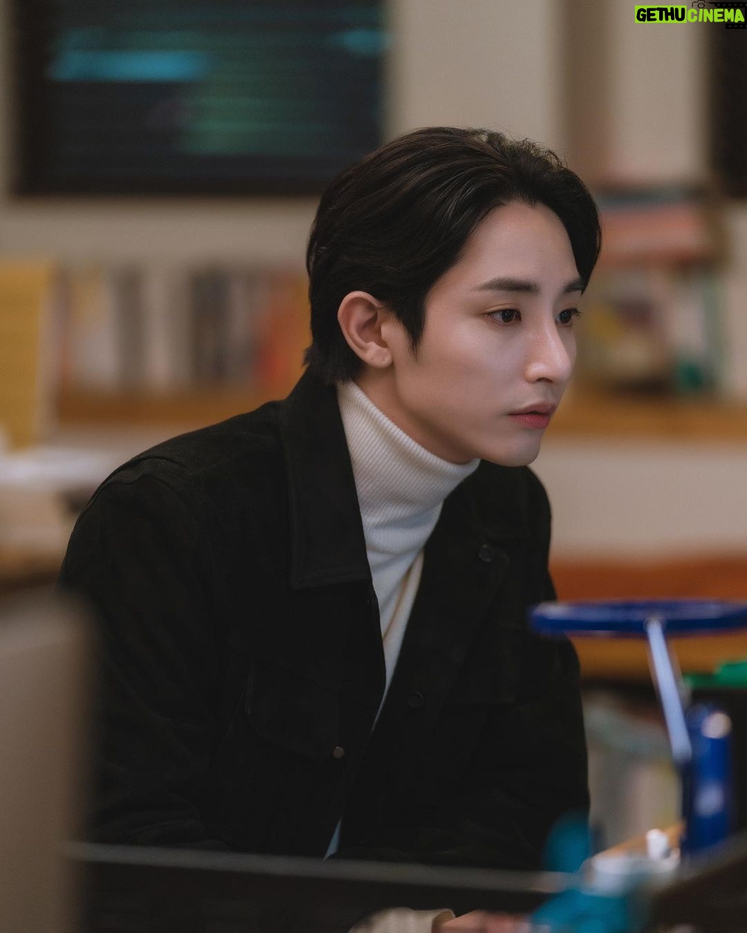 Lee Soo-hyuk Instagram - 어느 날 우리 집 현관으로 멸망이 들어왔다 - ‘차주익’ 저희 드라마를 사랑해 주신 모든 분들, 감독님, 작가님, 모든 스텝분들, 배우분들 정말 수고하셨습니다. 감사합니다! 주익이 👋🏻 그리고 별거 아닌 이수혁이 멋진 차주익이 될 수 있게 도와주신 감사한 분들 🙏🏻 @yg_stage @kimhyunmomo @ycm400 @ys870922 @kingmxker @name__ho @haeunheee @hye.rimi @stylist_teamchloe @minamon__ @blow__jungho @blow_nayoung @idmakeupwakeup 2021. 6. 29. 🙂