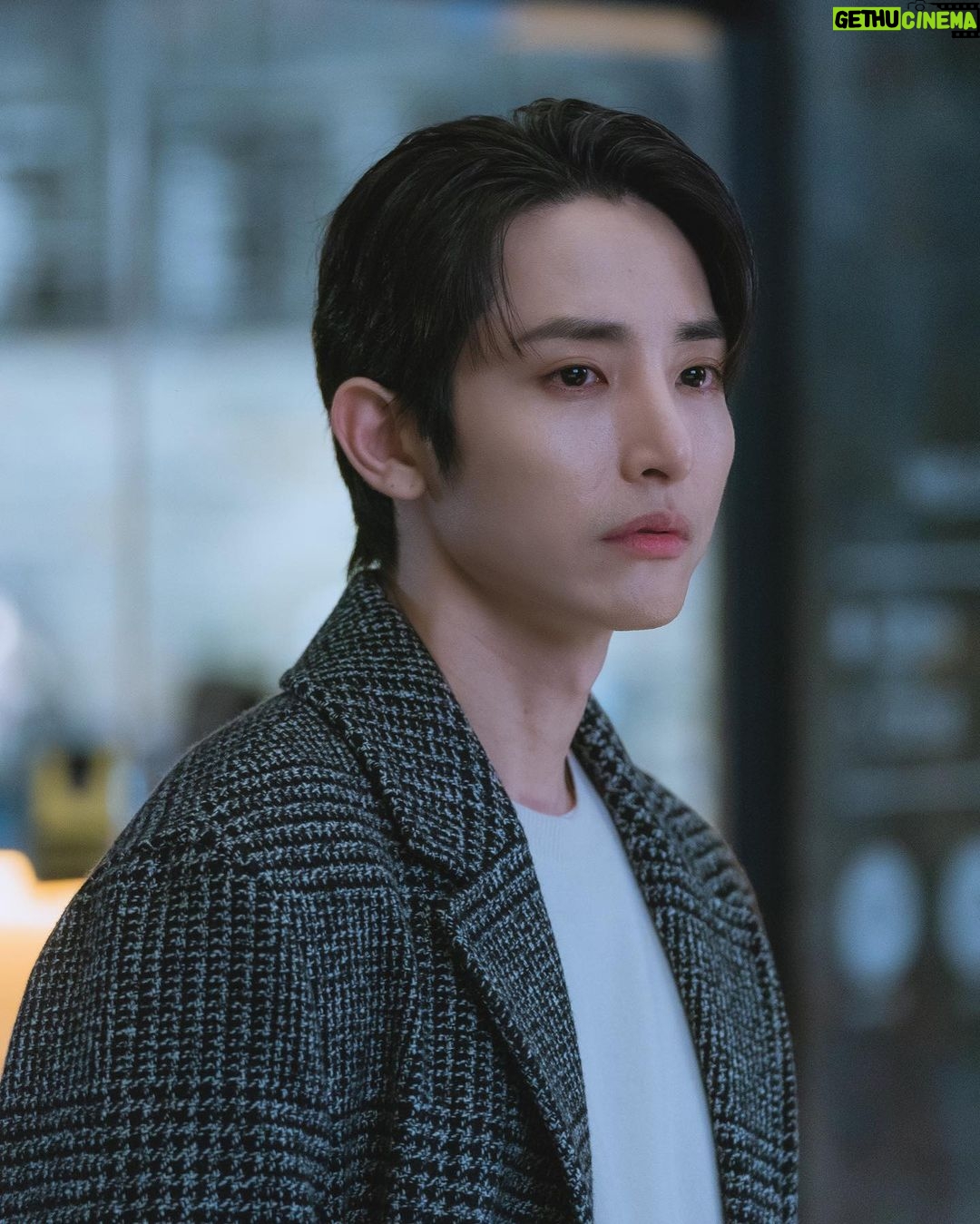 Lee Soo-hyuk Instagram - 어느 날 우리 집 현관으로 멸망이 들어왔다 - ‘차주익’ 저희 드라마를 사랑해 주신 모든 분들, 감독님, 작가님, 모든 스텝분들, 배우분들 정말 수고하셨습니다. 감사합니다! 주익이 👋🏻 그리고 별거 아닌 이수혁이 멋진 차주익이 될 수 있게 도와주신 감사한 분들 🙏🏻 @yg_stage @kimhyunmomo @ycm400 @ys870922 @kingmxker @name__ho @haeunheee @hye.rimi @stylist_teamchloe @minamon__ @blow__jungho @blow_nayoung @idmakeupwakeup 2021. 6. 29. 🙂