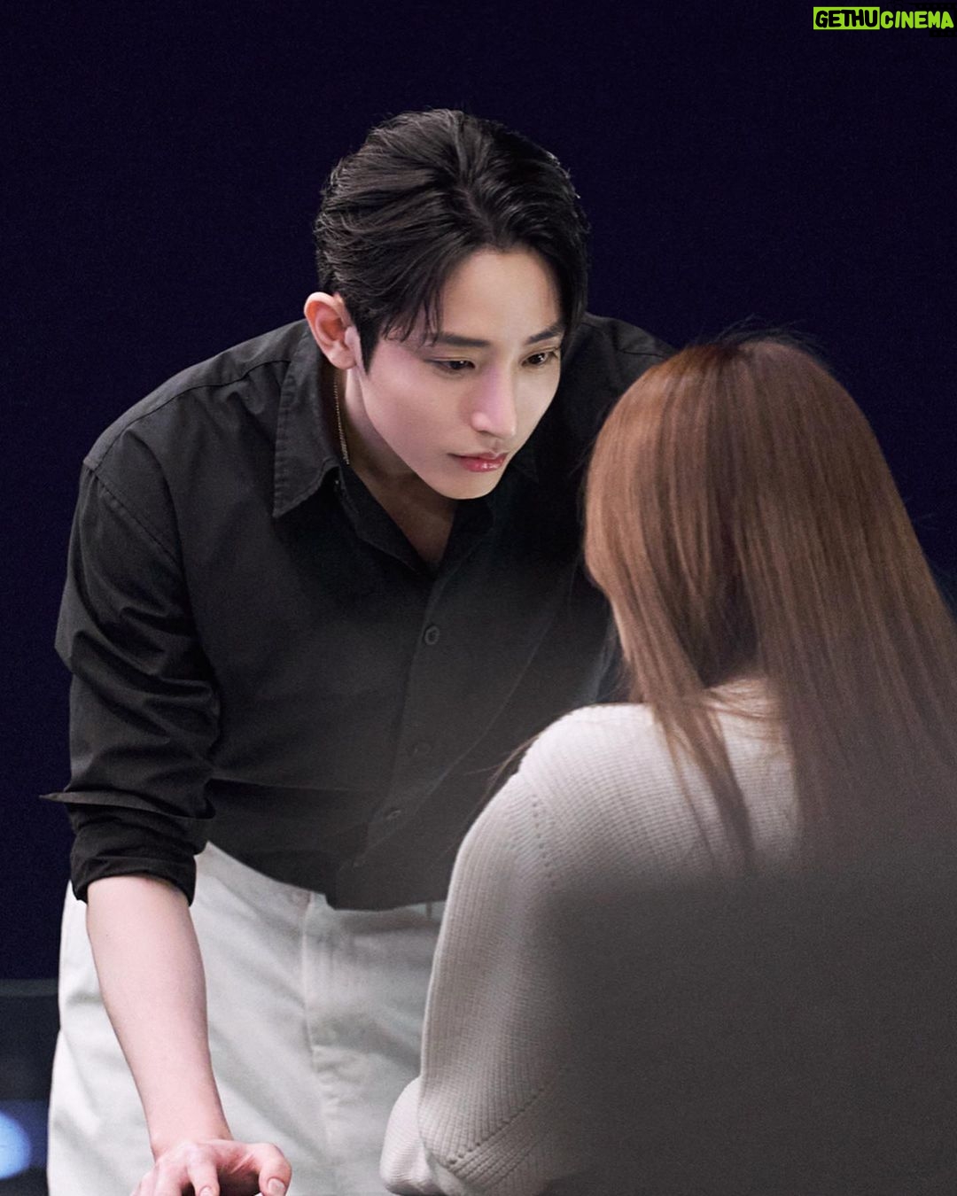 Lee Soo-hyuk Instagram - 어느 날 우리 집 현관으로 멸망이 들어왔다 - ‘차주익’ 저희 드라마를 사랑해 주신 모든 분들, 감독님, 작가님, 모든 스텝분들, 배우분들 정말 수고하셨습니다. 감사합니다! 주익이 👋🏻 그리고 별거 아닌 이수혁이 멋진 차주익이 될 수 있게 도와주신 감사한 분들 🙏🏻 @yg_stage @kimhyunmomo @ycm400 @ys870922 @kingmxker @name__ho @haeunheee @hye.rimi @stylist_teamchloe @minamon__ @blow__jungho @blow_nayoung @idmakeupwakeup 2021. 6. 29. 🙂