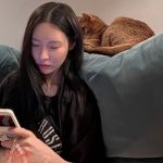 Lee Sun-mi Instagram - 만나면 주로 돌멩이 같은 걸 캐면서 노는 편 @leedongz @doridorai