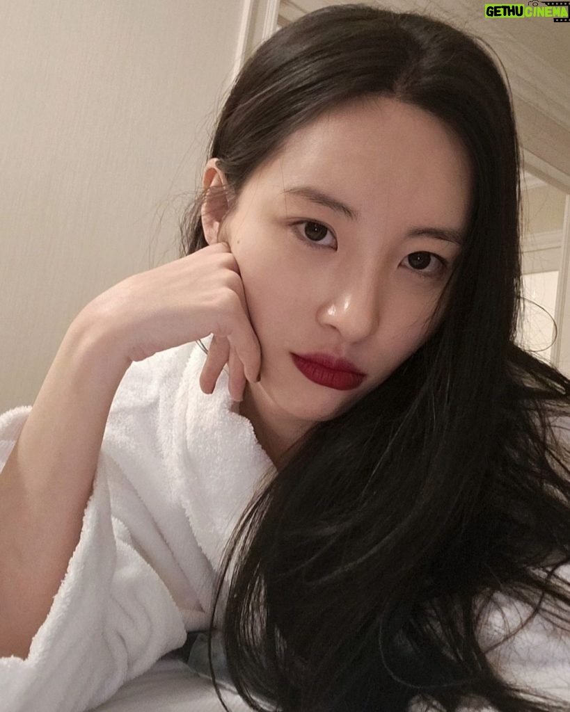 Lee Sun-mi Instagram - ☺️ or 😐?