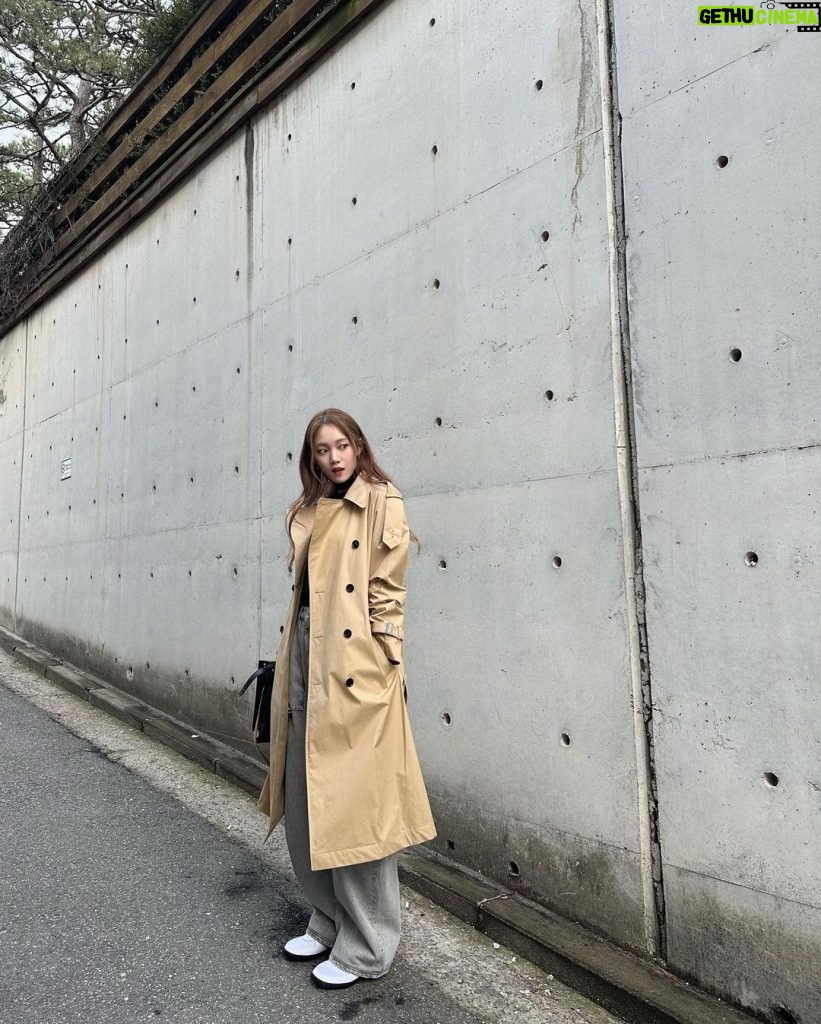 Lee Sung-kyoung Instagram - 해도, 구름결도 다 보여준 날 🖤 @burberry #AD