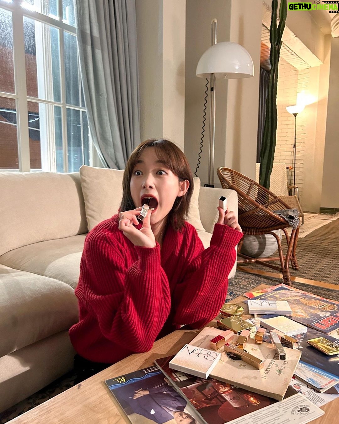 Lee You-mi Instagram - 나스♥️유미 @narscosmeticskorea @narsissist #광고 #나스 #나스홀리데이2023컬렉션 #속광쿠션 #파워매트립스틱