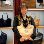 Lee You-mi Instagram - @miumiu 미우아이비팝업스토어 오픈! 26일전에 얼른 출발!!!! 팝업 에서만 만날수 있는!!! 소장욕구 가득한 아이템들이 기다려요~🩷 #MiuMiu #MiuIvy #미우미우 #광고 현대백화점 무역센터점