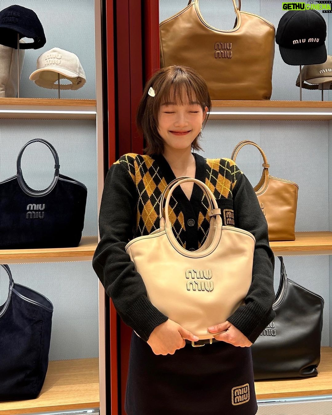 Lee You-mi Instagram - @miumiu 미우아이비팝업스토어 오픈! 26일전에 얼른 출발!!!! 팝업 에서만 만날수 있는!!! 소장욕구 가득한 아이템들이 기다려요~🩷 #MiuMiu #MiuIvy #미우미우 #광고 현대백화점 무역센터점