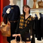 Lee You-mi Instagram - @miumiu 미우아이비팝업스토어 오픈! 26일전에 얼른 출발!!!! 팝업 에서만 만날수 있는!!! 소장욕구 가득한 아이템들이 기다려요~🩷 #MiuMiu #MiuIvy #미우미우 #광고 현대백화점 무역센터점