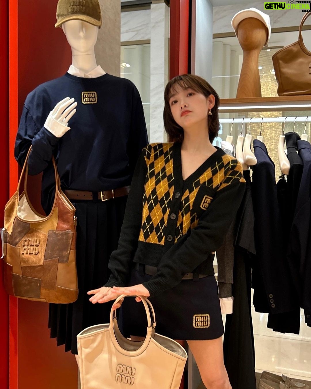 Lee You-mi Instagram - @miumiu 미우아이비팝업스토어 오픈! 26일전에 얼른 출발!!!! 팝업 에서만 만날수 있는!!! 소장욕구 가득한 아이템들이 기다려요~🩷 #MiuMiu #MiuIvy #미우미우 #광고 현대백화점 무역센터점