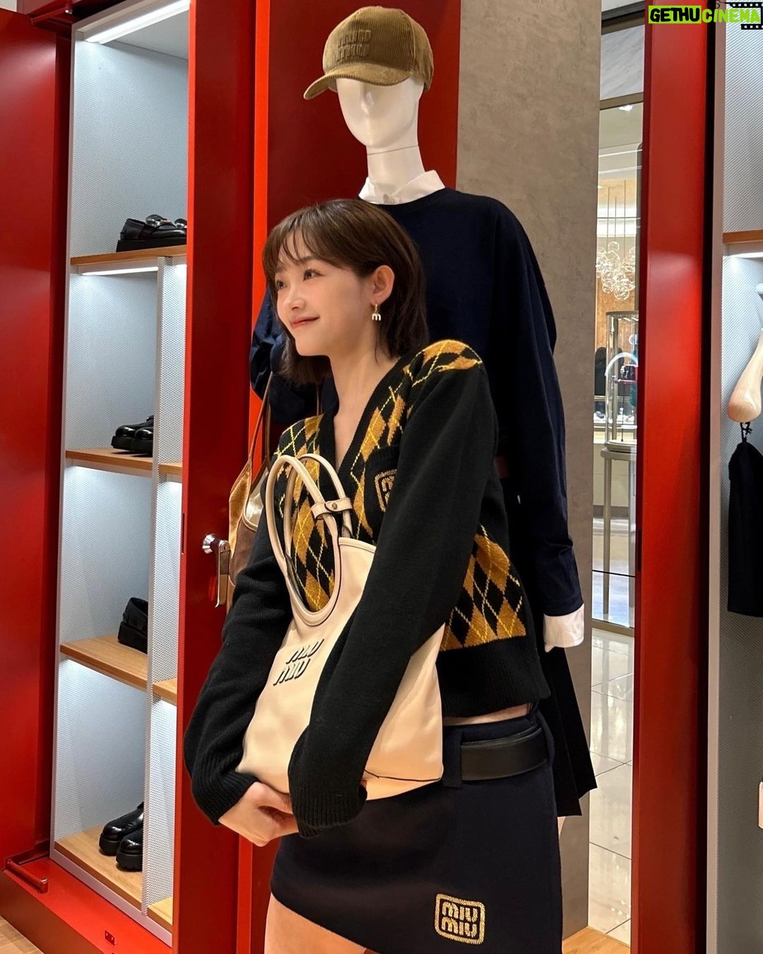 Lee You-mi Instagram - @miumiu 미우아이비팝업스토어 오픈! 26일전에 얼른 출발!!!! 팝업 에서만 만날수 있는!!! 소장욕구 가득한 아이템들이 기다려요~🩷 #MiuMiu #MiuIvy #미우미우 #광고 현대백화점 무역센터점