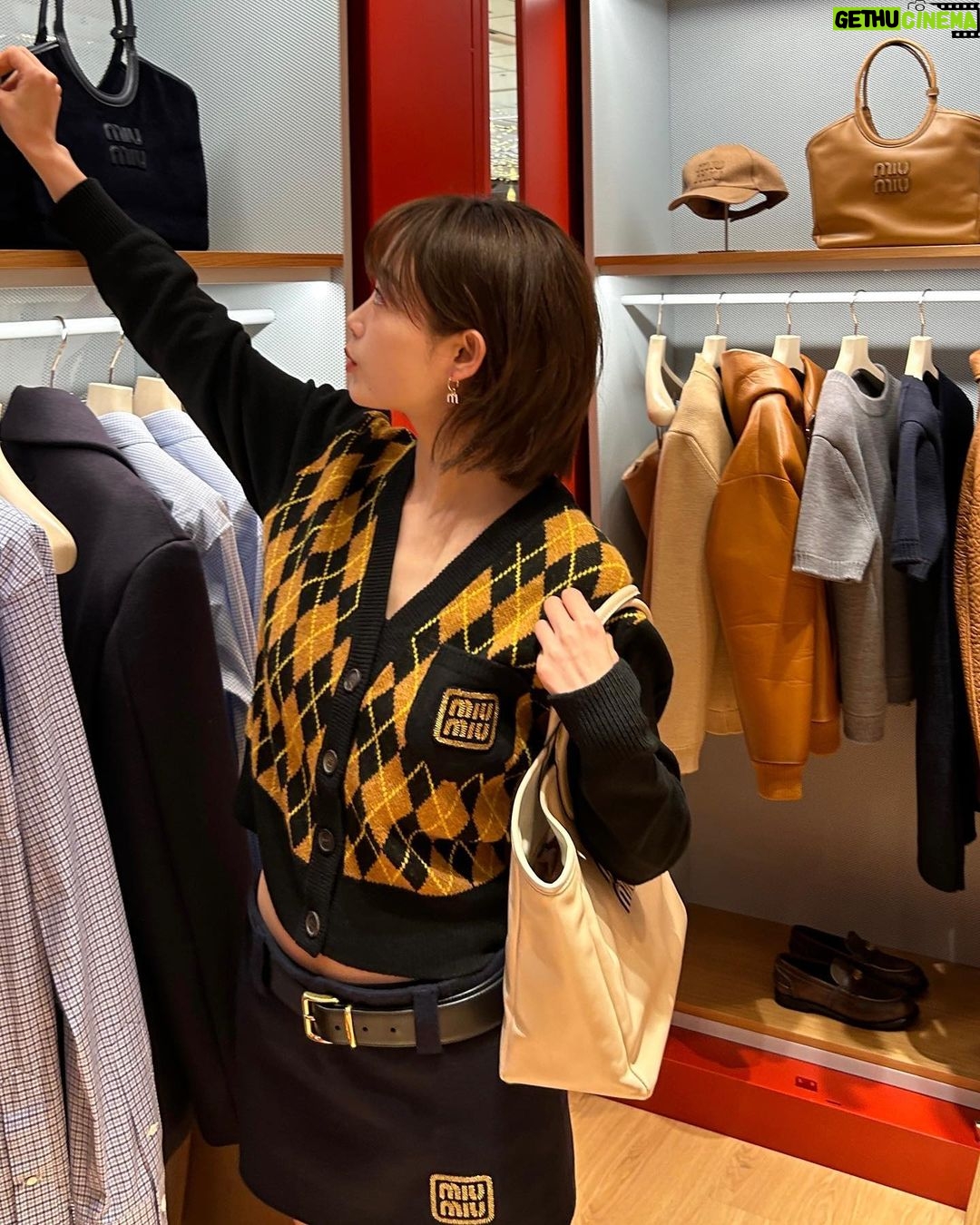 Lee You-mi Instagram - @miumiu 미우아이비팝업스토어 오픈! 26일전에 얼른 출발!!!! 팝업 에서만 만날수 있는!!! 소장욕구 가득한 아이템들이 기다려요~🩷 #MiuMiu #MiuIvy #미우미우 #광고 현대백화점 무역센터점