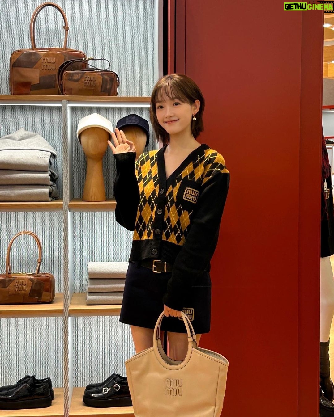 Lee You-mi Instagram - @miumiu 미우아이비팝업스토어 오픈! 26일전에 얼른 출발!!!! 팝업 에서만 만날수 있는!!! 소장욕구 가득한 아이템들이 기다려요~🩷 #MiuMiu #MiuIvy #미우미우 #광고 현대백화점 무역센터점