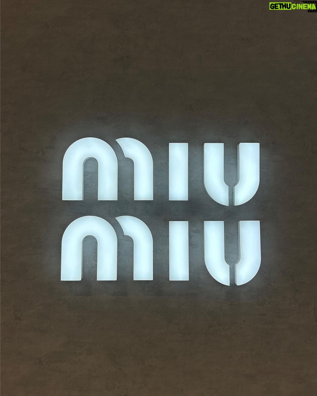 Lee You-mi Instagram - @miumiu 미우아이비팝업스토어 오픈! 26일전에 얼른 출발!!!! 팝업 에서만 만날수 있는!!! 소장욕구 가득한 아이템들이 기다려요~🩷 #MiuMiu #MiuIvy #미우미우 #광고 현대백화점 무역센터점