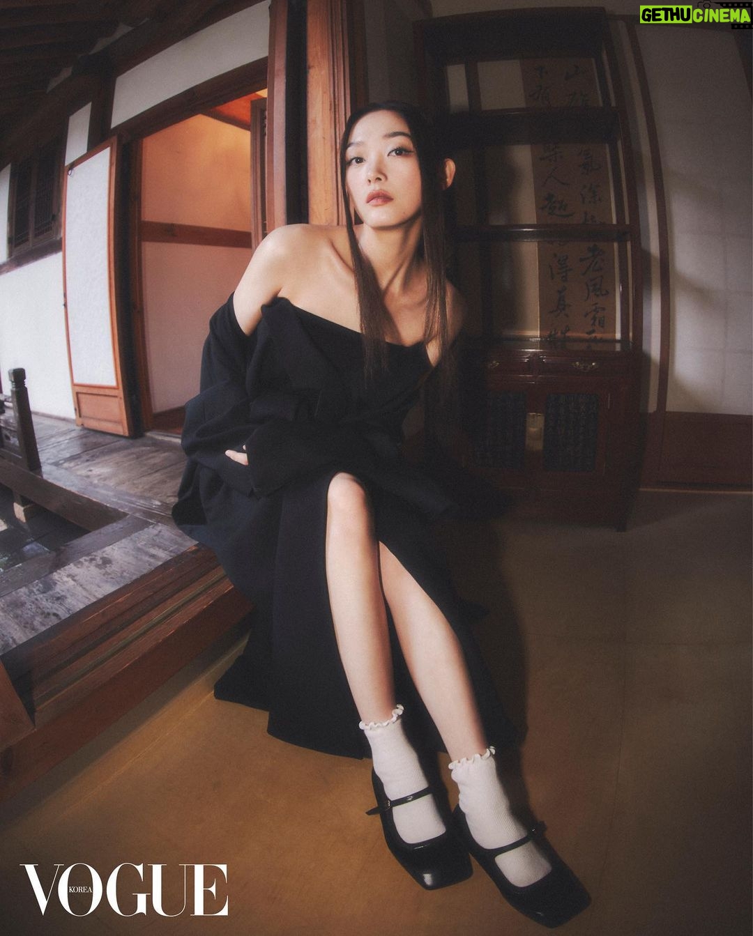 Lee You-mi Instagram - @voguekorea 수상하다 수상해🌧️