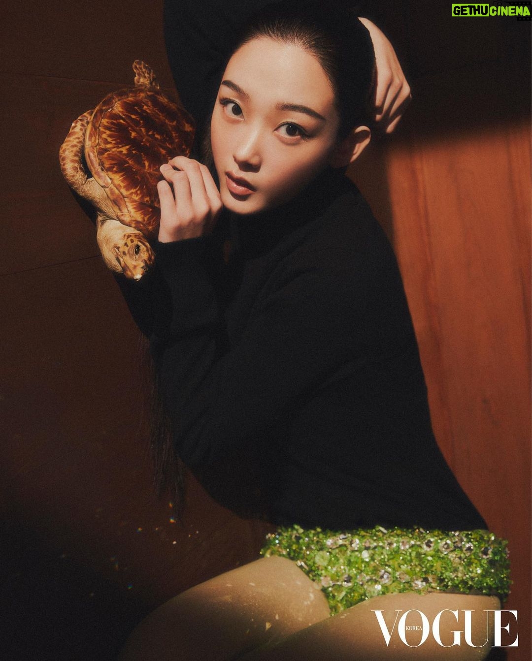 Lee You-mi Instagram - @voguekorea 수상하다 수상해🌧️