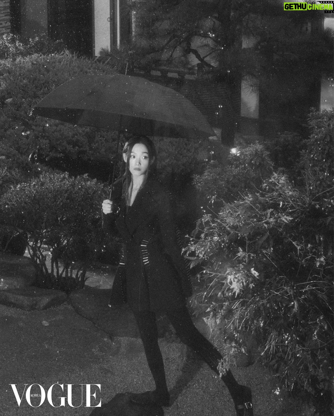 Lee You-mi Instagram - @voguekorea 수상하다 수상해🌧️