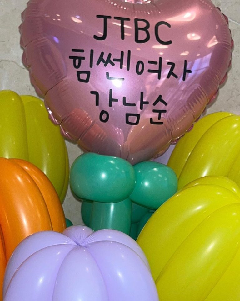 Lee You-mi Instagram - 오늘 9시에 축구 응원하고 TV 켜놓은 김에 JTBC 틀어10시 50분에 하는 첫방송 #힘쎈여자강남순 보자구🩵
