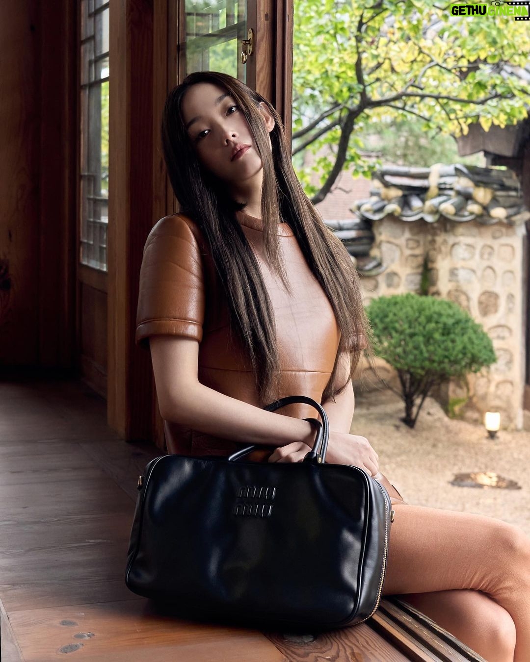 Lee You-mi Instagram - 10월3일 오후9시 .한국시간. 파리에서 진행되는 미우미우 SS24 Fashion show! 어떤 쇼를 보여주실지 기대기대중>_<👍 @miumiu #MiuMiuSS24 #광고