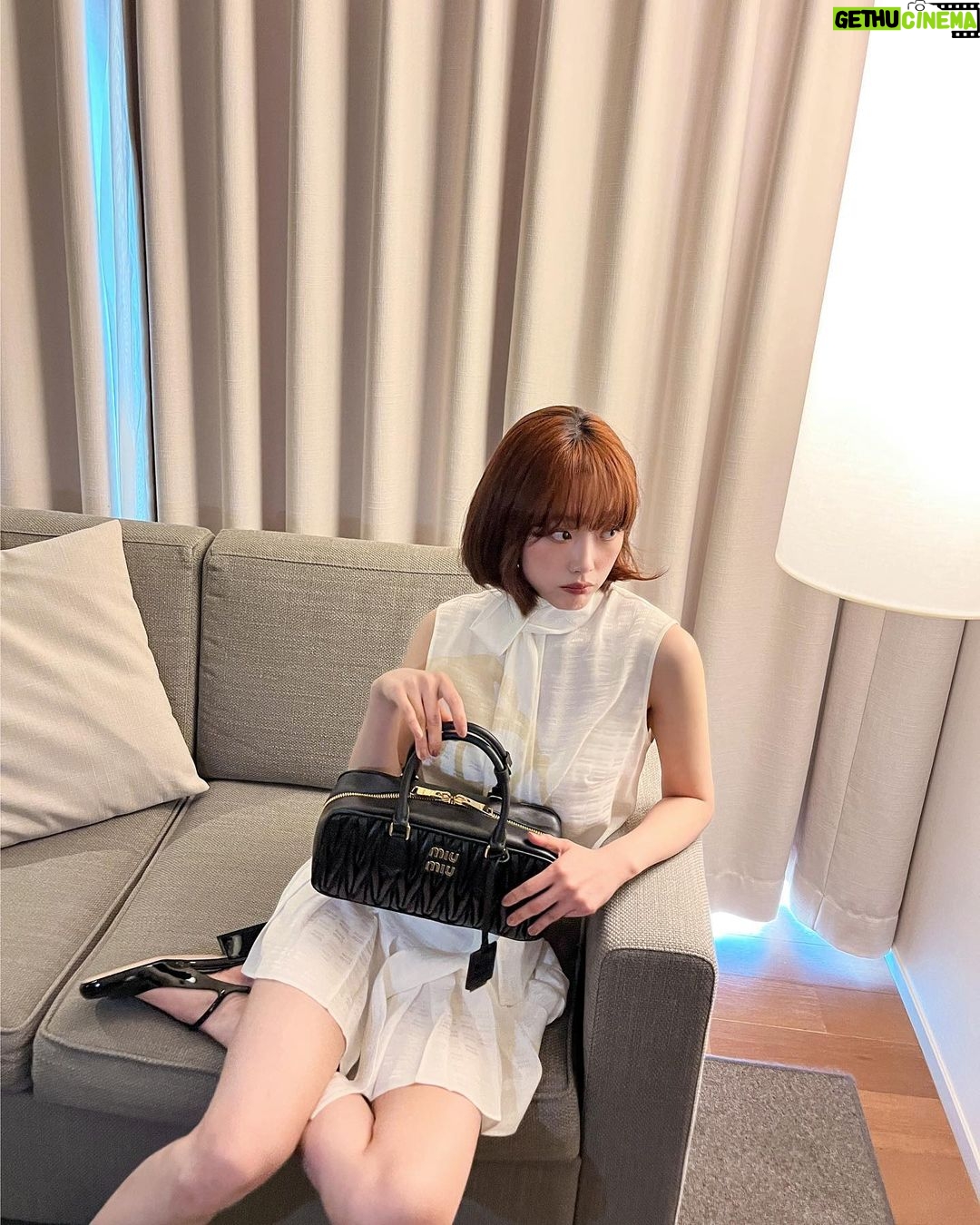 Lee You-mi Instagram - @MiuMiu #MiuMiu #MiuArcadie 대본 쏙!쏙! 들어가는 가방🧡