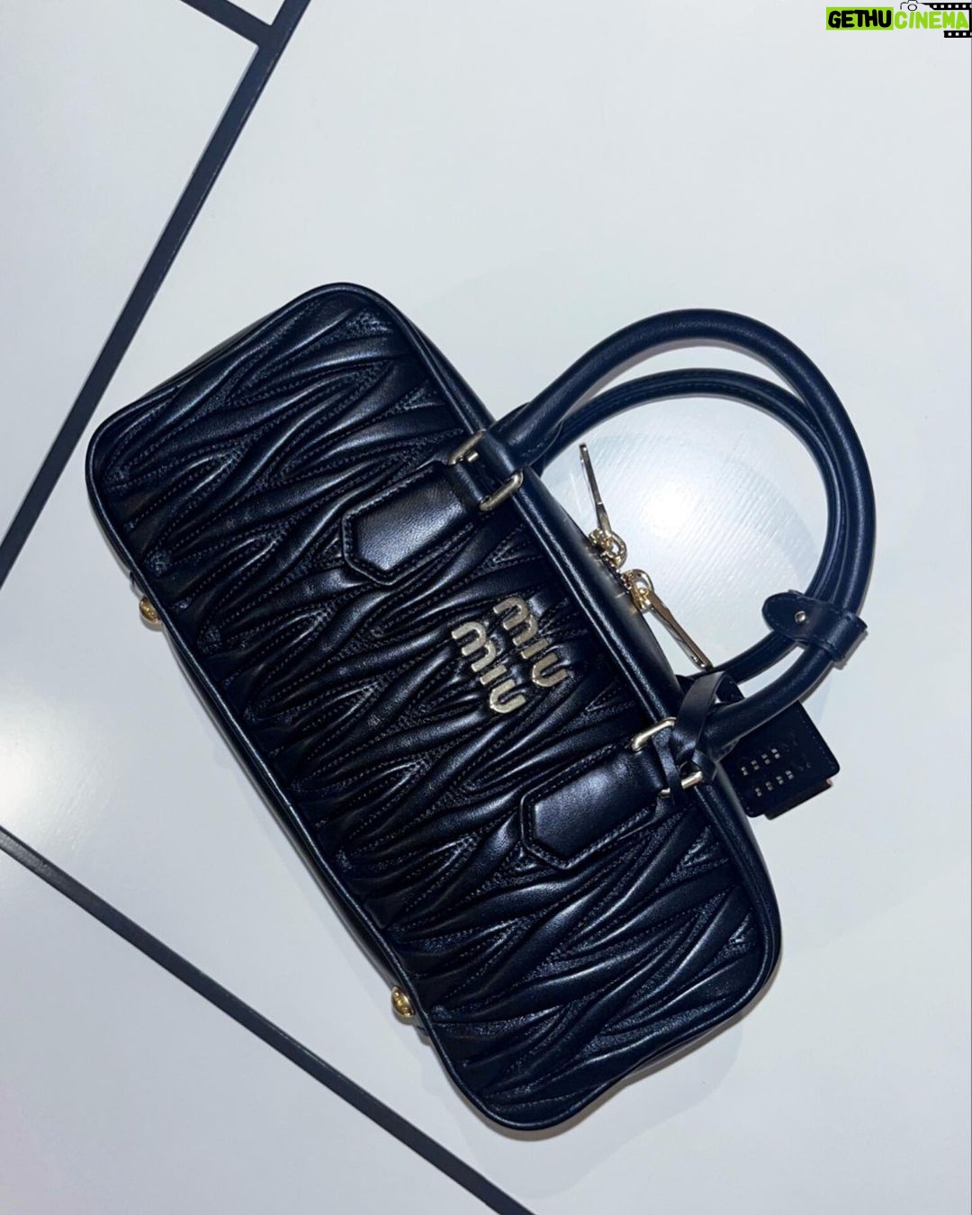 Lee You-mi Instagram - @MiuMiu #MiuMiu #MiuArcadie 대본 쏙!쏙! 들어가는 가방🧡