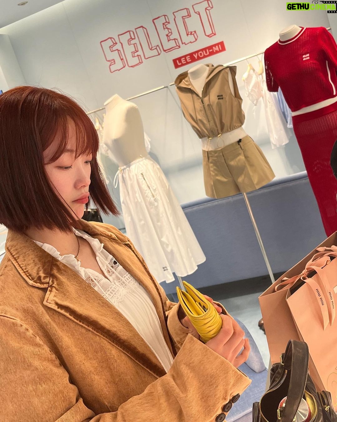 Lee You-mi Instagram - 미우미우 청담으로 놀러오세용 >_< 사진맛집❤️ #miumiu #miumiuselect