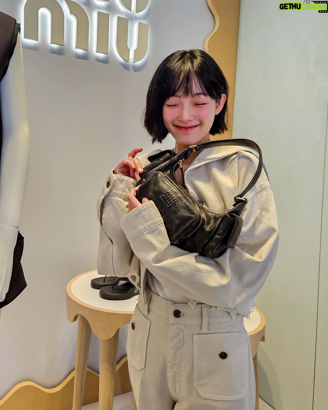 Lee You-mi Instagram - @MiuMiu ❤️🧡❤️🧡 #MiuMiu #MiuMiuMultiPocket