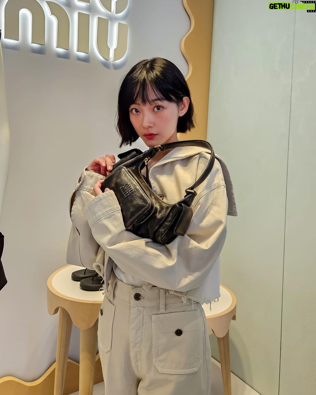 Lee You-mi Instagram - @MiuMiu ❤️🧡❤️🧡 #MiuMiu #MiuMiuMultiPocket