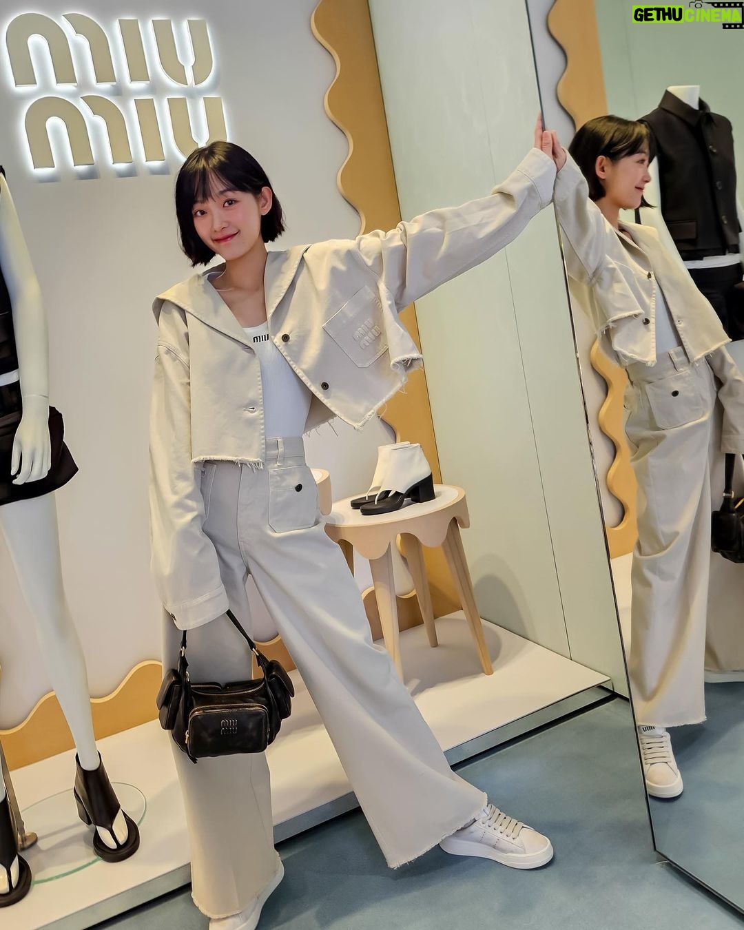 Lee You-mi Instagram - @MiuMiu ❤️🧡❤️🧡 #MiuMiu #MiuMiuMultiPocket