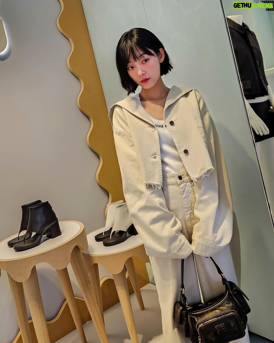 Lee You-mi Instagram - @MiuMiu ❤️🧡❤️🧡 #MiuMiu #MiuMiuMultiPocket