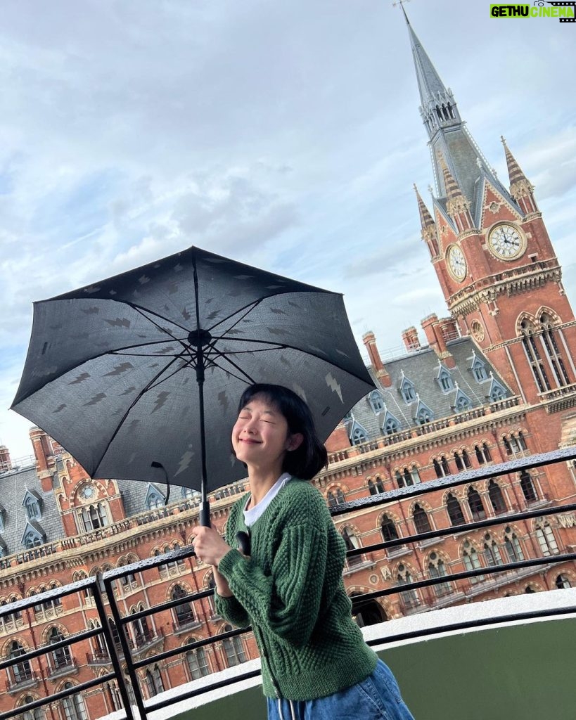 Lee You-mi Instagram - ☂️🐥🌂 우산타고 런던 갔나봐? 2022.09.07