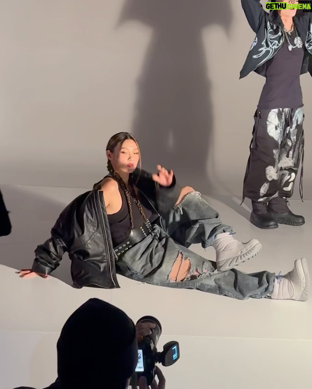 Leejung Lee Instagram - @crocskorea X @esquire.korea with @younghotyellow94 ✨ #광고 #crocs #crocskorea #크록스
