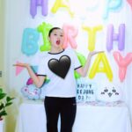 Leejung Lee Instagram – _
8월 9일 생일이였습니다! 감사한 분들이 정말 많지만 특히나 이번해는 우리 팬분들께 꼭 감사를 전하고 싶어요 여러분을 만나고 신기록 경신 되 듯 매년 생일이 갈수록 더 행복해지는 것 같습니다 물론 부담드리는 것은 절대 아니고, 작고 부족한 저에게 규모와 크기를 떠나 큰 사랑과 애정을 쏟아주시는 그 마음이 감동이라는 의미입니다! 저는 덕분에 세상에서 제일 행복했는데 여러분은 저로 인해 행복하신가요? 저는 항상 이 자리에서 변함없이 춤을 사랑하고 추고 있을테니 기쁠 때나 슬플 때나 힘들 때나 언제든지 오시기도 하고 가시기도 하며 저를 편안히 찾아주세요. 너무나도 소중한 우리 리듬 고맙고 사랑합니다!