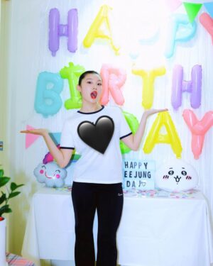 Leejung Lee Instagram - _
8월 9일 생일이였습니다! 감사한 분들이 정말 많지만 특히나 이번해는 우리 팬분들께 꼭 감사를 전하고 싶어요 여러분을 만나고 신기록 경신 되 듯 매년 생일이 갈수록 더 행복해지는 것 같습니다 물론 부담드리는 것은 절대 아니고, 작고 부족한 저에게 규모와 크기를 떠나 큰 사랑과 애정을 쏟아주시는 그 마음이 감동이라는 의미입니다! 저는 덕분에 세상에서 제일 행복했는데 여러분은 저로 인해 행복하신가요? 저는 항상 이 자리에서 변함없이 춤을 사랑하고 추고 있을테니 기쁠 때나 슬플 때나 힘들 때나 언제든지 오시기도 하고 가시기도 하며 저를 편안히 찾아주세요. 너무나도 소중한 우리 리듬 고맙고 사랑합니다!