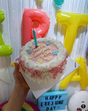 Leejung Lee Instagram - _
8월 9일 생일이였습니다! 감사한 분들이 정말 많지만 특히나 이번해는 우리 팬분들께 꼭 감사를 전하고 싶어요 여러분을 만나고 신기록 경신 되 듯 매년 생일이 갈수록 더 행복해지는 것 같습니다 물론 부담드리는 것은 절대 아니고, 작고 부족한 저에게 규모와 크기를 떠나 큰 사랑과 애정을 쏟아주시는 그 마음이 감동이라는 의미입니다! 저는 덕분에 세상에서 제일 행복했는데 여러분은 저로 인해 행복하신가요? 저는 항상 이 자리에서 변함없이 춤을 사랑하고 추고 있을테니 기쁠 때나 슬플 때나 힘들 때나 언제든지 오시기도 하고 가시기도 하며 저를 편안히 찾아주세요. 너무나도 소중한 우리 리듬 고맙고 사랑합니다!