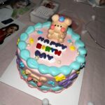 Leejung Lee Instagram – _
8월 9일 생일이였습니다! 감사한 분들이 정말 많지만 특히나 이번해는 우리 팬분들께 꼭 감사를 전하고 싶어요 여러분을 만나고 신기록 경신 되 듯 매년 생일이 갈수록 더 행복해지는 것 같습니다 물론 부담드리는 것은 절대 아니고, 작고 부족한 저에게 규모와 크기를 떠나 큰 사랑과 애정을 쏟아주시는 그 마음이 감동이라는 의미입니다! 저는 덕분에 세상에서 제일 행복했는데 여러분은 저로 인해 행복하신가요? 저는 항상 이 자리에서 변함없이 춤을 사랑하고 추고 있을테니 기쁠 때나 슬플 때나 힘들 때나 언제든지 오시기도 하고 가시기도 하며 저를 편안히 찾아주세요. 너무나도 소중한 우리 리듬 고맙고 사랑합니다!