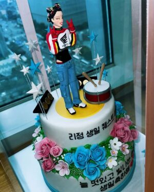 Leejung Lee Instagram - _
8월 9일 생일이였습니다! 감사한 분들이 정말 많지만 특히나 이번해는 우리 팬분들께 꼭 감사를 전하고 싶어요 여러분을 만나고 신기록 경신 되 듯 매년 생일이 갈수록 더 행복해지는 것 같습니다 물론 부담드리는 것은 절대 아니고, 작고 부족한 저에게 규모와 크기를 떠나 큰 사랑과 애정을 쏟아주시는 그 마음이 감동이라는 의미입니다! 저는 덕분에 세상에서 제일 행복했는데 여러분은 저로 인해 행복하신가요? 저는 항상 이 자리에서 변함없이 춤을 사랑하고 추고 있을테니 기쁠 때나 슬플 때나 힘들 때나 언제든지 오시기도 하고 가시기도 하며 저를 편안히 찾아주세요. 너무나도 소중한 우리 리듬 고맙고 사랑합니다!