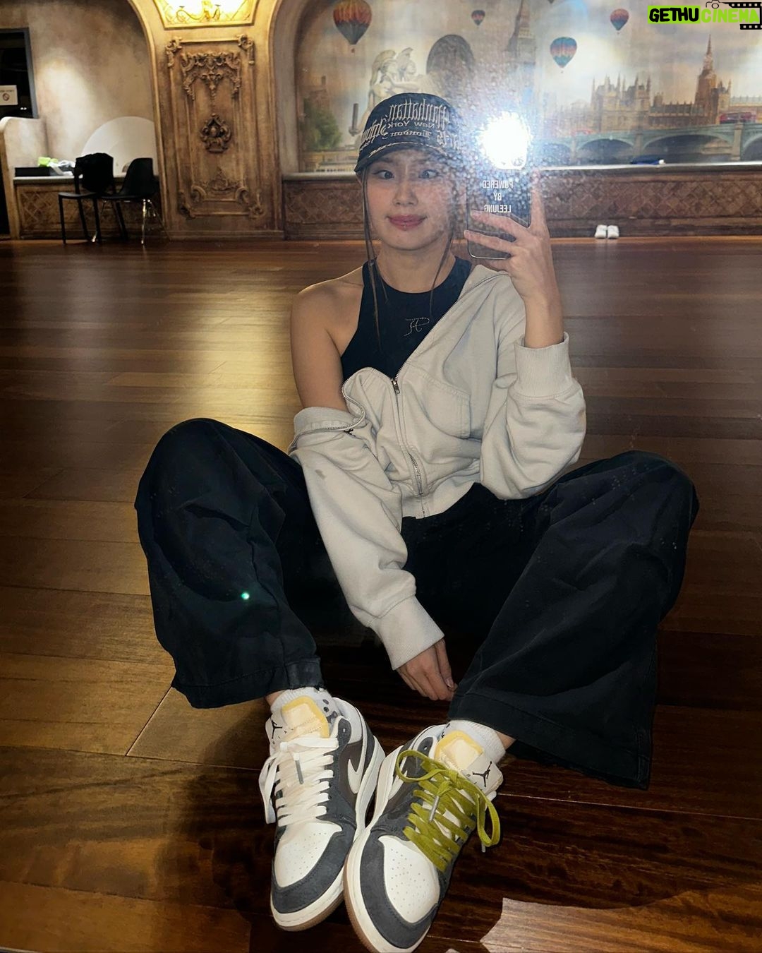 Leejung Lee Instagram - _ Leejung loves NIKE✔️🤍✔️🤍 한국 나이키 #SNKRS앱 공식 출시를 진심으로 축하드립니다! 까치 완전 취향저격🔫