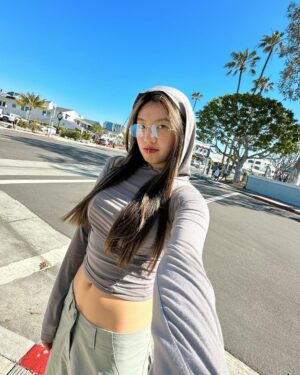 Leejung Lee Instagram - 라구나 조쿠나 💚🌴 with @danakwon