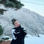 Leejung Lee Instagram – _
혜미리예채파 어제 첫방 본방사수 한 사람~?❄️⛄️💙 #덕마