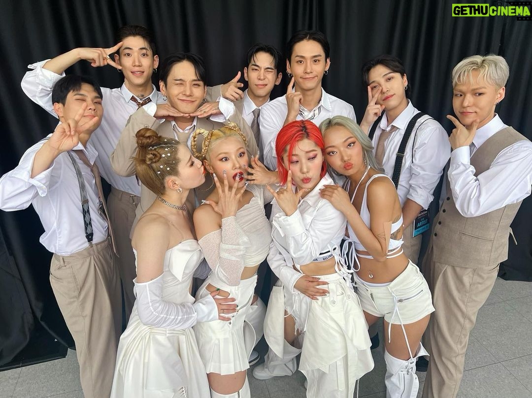 Leejung Lee Instagram - _ YGXπ§π» + YGXπ¦π» = π¨βπ©βπ§βπ¦β€οΈ μ¬λ¬λΆ μμ§ ν¬νν μ μλ μκ° λ¨μμ΄μ! μ ν¬λΈ μ’μμ κΎΉ! Show your support for these amazing boys! Like and subscribe on their youtube channel for #SMF !