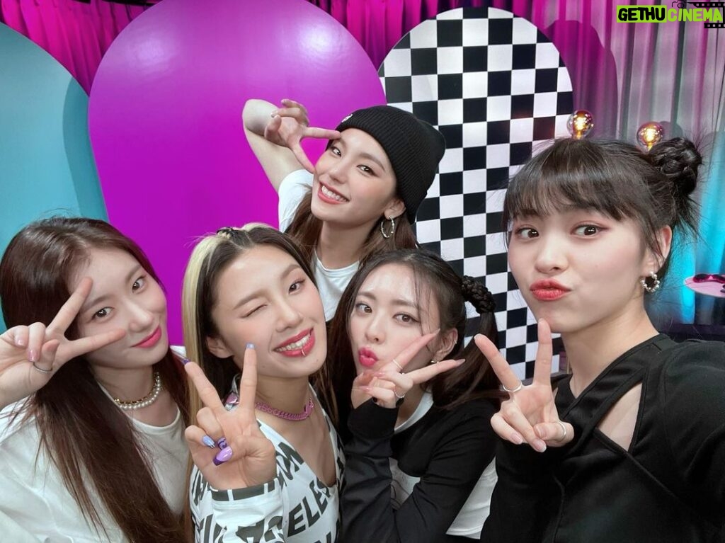 Leejung Lee Instagram - _ 있지? 빈틈 없지ㅠㅠ🤍 @itzy.all.in.us @now.kr