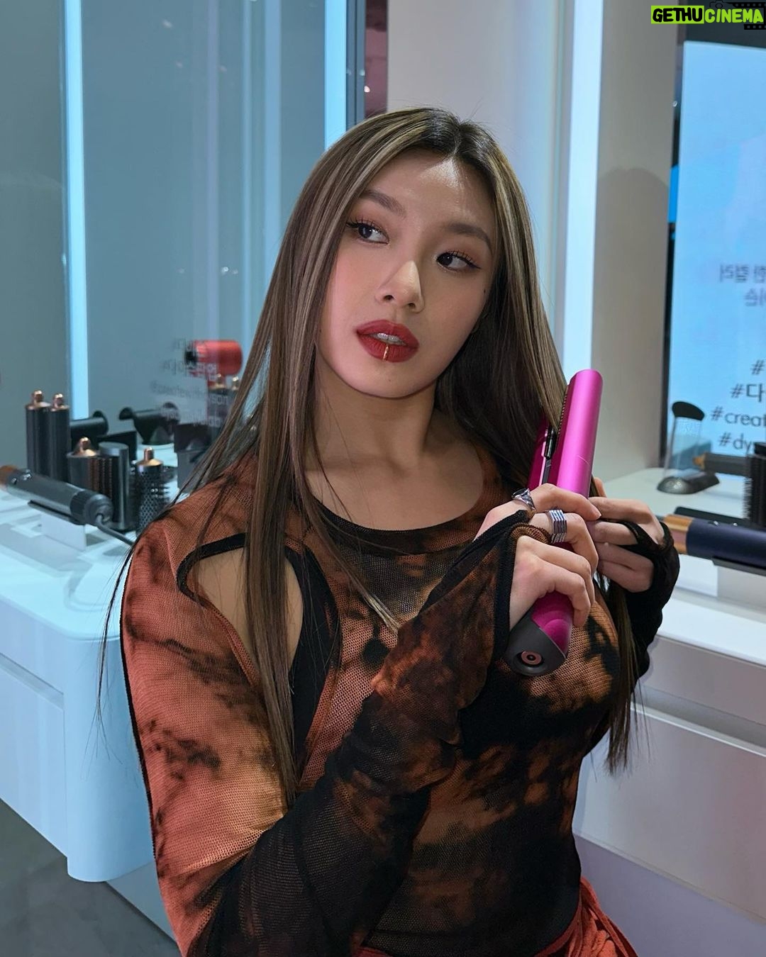 Leejung Lee Instagram - #광고 #createwithdyson #다이슨팝업 제품 구성 부터 현장까지 보는 재미가 가득했던 다이슨 팝업! 에어랩 놓칠 수 없죠…🥹 초대해주셔서 감사합니다✨ @dyson_kr
