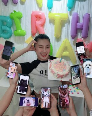 Leejung Lee Instagram - _
8월 9일 생일이였습니다! 감사한 분들이 정말 많지만 특히나 이번해는 우리 팬분들께 꼭 감사를 전하고 싶어요 여러분을 만나고 신기록 경신 되 듯 매년 생일이 갈수록 더 행복해지는 것 같습니다 물론 부담드리는 것은 절대 아니고, 작고 부족한 저에게 규모와 크기를 떠나 큰 사랑과 애정을 쏟아주시는 그 마음이 감동이라는 의미입니다! 저는 덕분에 세상에서 제일 행복했는데 여러분은 저로 인해 행복하신가요? 저는 항상 이 자리에서 변함없이 춤을 사랑하고 추고 있을테니 기쁠 때나 슬플 때나 힘들 때나 언제든지 오시기도 하고 가시기도 하며 저를 편안히 찾아주세요. 너무나도 소중한 우리 리듬 고맙고 사랑합니다!