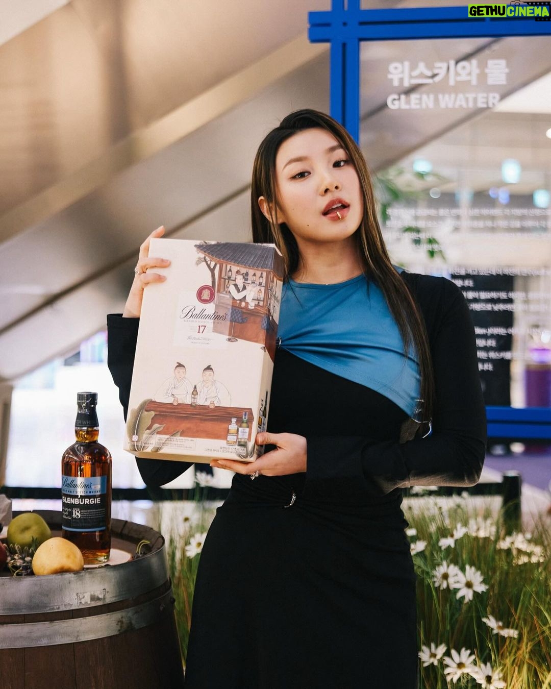 Leejung Lee Instagram - _ Leejung loves @ballantines_kr π #λ°λ νμΈλ¬΄λ¦λμ #λ°λ νμΈ #λ°λ νμΈκΈλ λ²κΈ° #Ballantines #Glenburgie 19μΈ μ΄μμ λ²μ μμ£Όνμ© μλΉμλ₯Ό μν 컨ν
μΈ μ
λλ€. Drink Responsibly κ²½κ³ : μ§λμΉ μμ£Όλ λμ‘Έμ€, κΈ°μ΅λ ₯ μμμ΄λ μΉλ§€λ₯Ό μ λ°ν©λλ€. μμ μ€ μμ£Όλ κΈ°νμ μΆμ μνμ λμ
λλ€. λΈλλλͺ
: λ°λ νμΈ μ μ‘°κ΅: μ€μ½νλλ μμ
μ
μ: (μ£Ό)νλ₯΄λ
Έλ¦¬μΉ΄ μ½λ¦¬μ