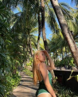 Leejung Lee Instagram - _
In a paradise with people who make my actual life paradise✨🌴 every photo by @monika_shin 🖤