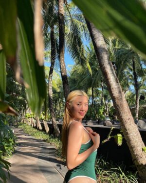 Leejung Lee Instagram - _
In a paradise with people who make my actual life paradise✨🌴 every photo by @monika_shin 🖤