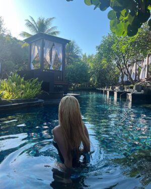 Leejung Lee Instagram - _
In a paradise with people who make my actual life paradise✨🌴 every photo by @monika_shin 🖤