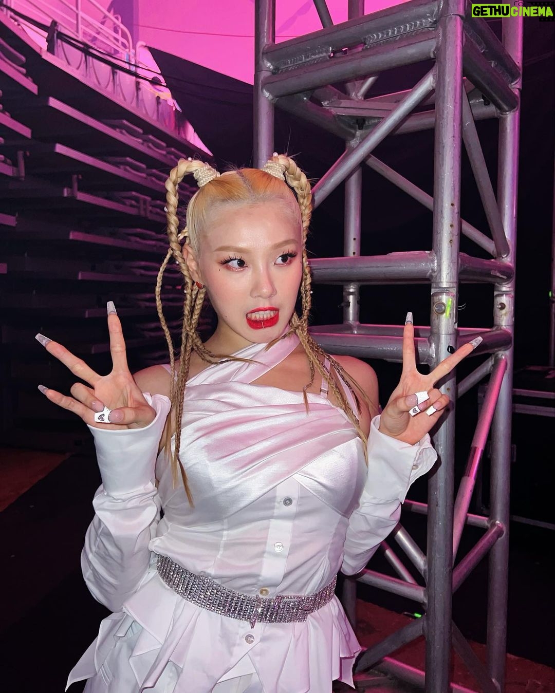 Leejung Lee Instagram - _ Celebrating 1 year anniversary likeπ λ²μ¨ 1λ
μ΄λΌλ κ·Έμ κ°μ¬ν λ§μ λΏμ΄μμ μ¬λν΄μπ